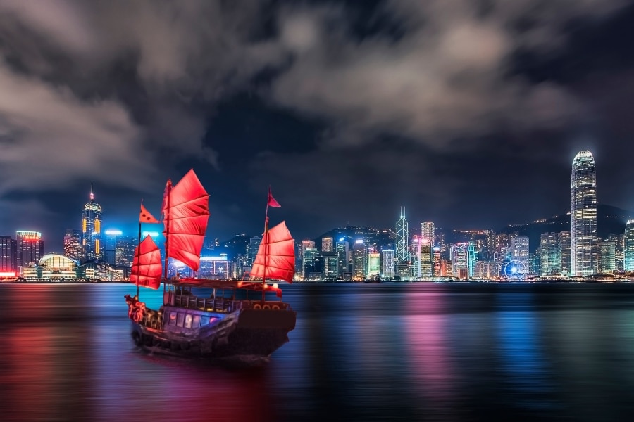 aqualuna cruising on victoria harbour at night