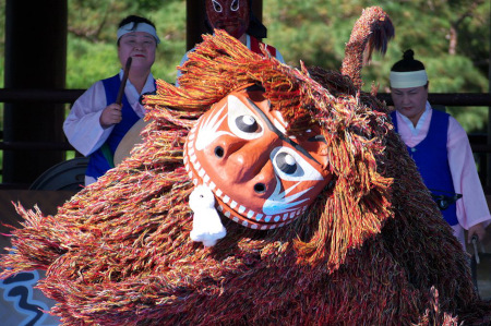 south korean lion dance with drummers in the background