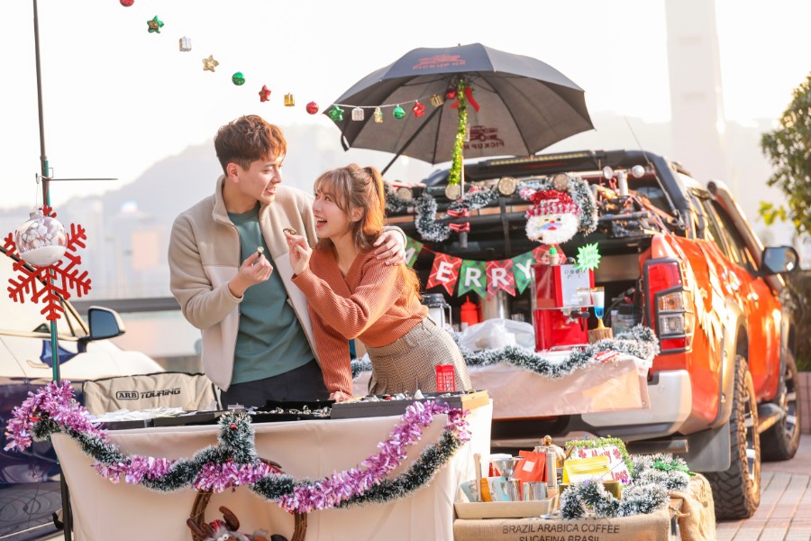 couple playing at the car boot christmas market at china hong kong city in tsim sha tsui