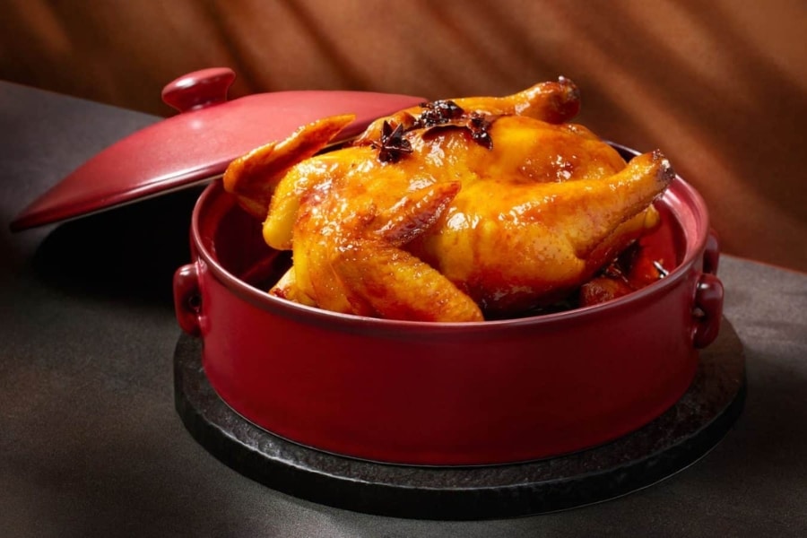 the chicken pot dish at daai zaak new restaurant in causeway bay