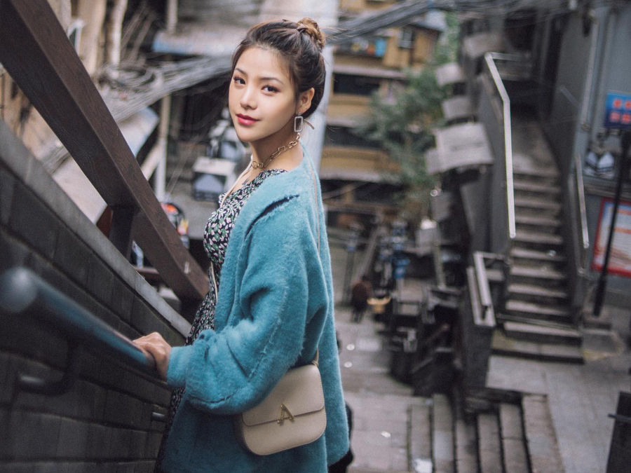 model wearing esemble handbag