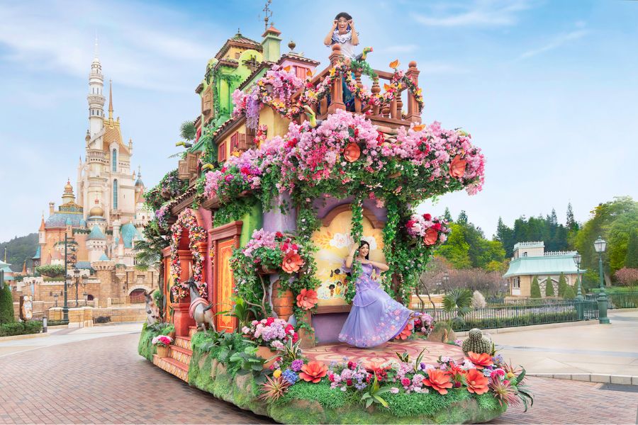 "Friendtastic!" is the biggest parade, starring Disney characters on 11 dazzling floats. (Hong Kong Disneyland)
