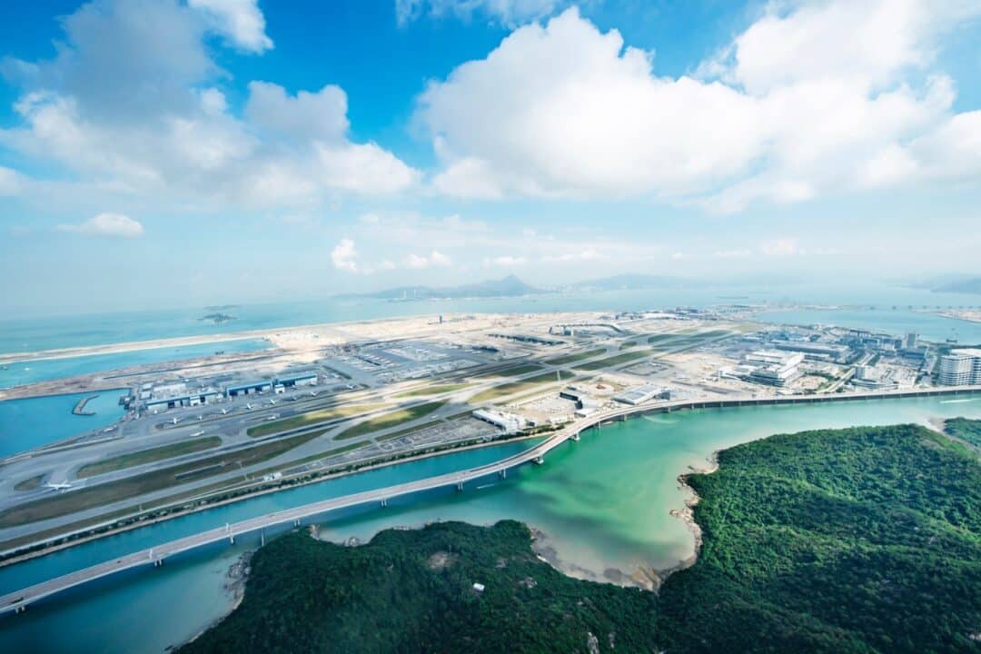 hong kong airport runway race