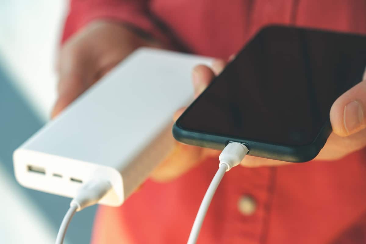 hong kong bans passengers from using power banks on flights from april 7