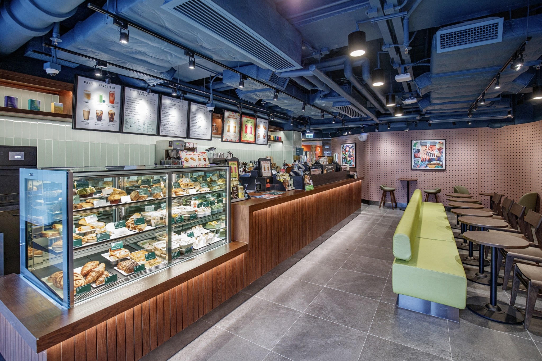 The new pet-friendly Starbucks at Cheung Sha Wan has lots of space for pets and owners to move around and convenient low seating.