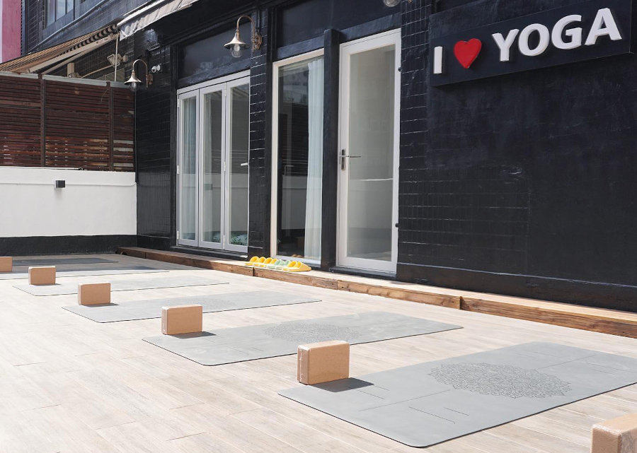 outdoor yoga class at im a yogi studio