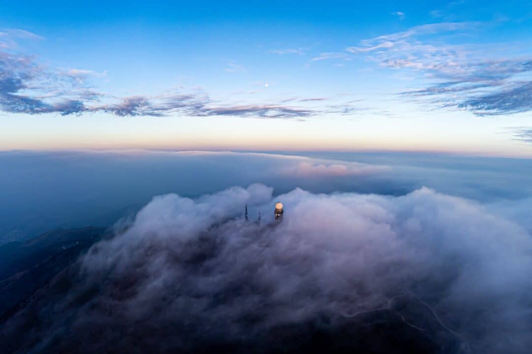 temperatures drop to 14.9 celsius at tai mo shan